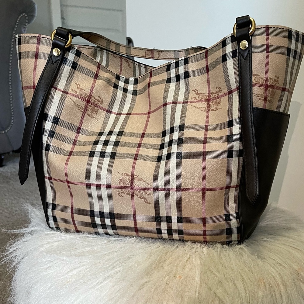 Burberry purse - medium